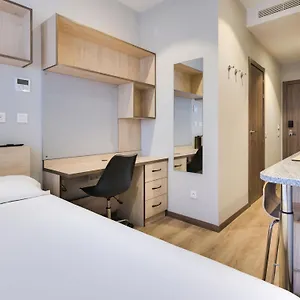  بيت شباب Livensa Living Feria إسبانيا